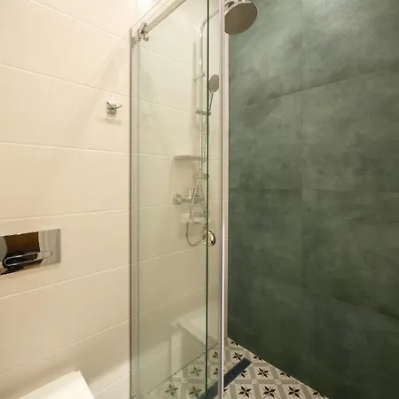 центр львова вул личаківська 5 площа ринок 2 кімнати ізольовані