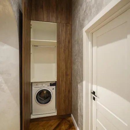 центр львова вул личаківська 5 площа ринок 2 кімнати ізольовані *