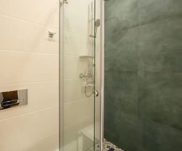 центр львова вул личаківська 5 площа ринок 2 кімнати ізольовані