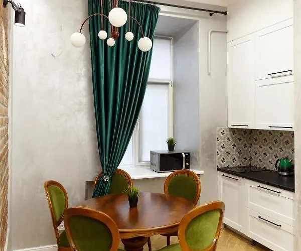 центр львова вул личаківська 5 площа ринок 2 кімнати ізольовані إلفيف