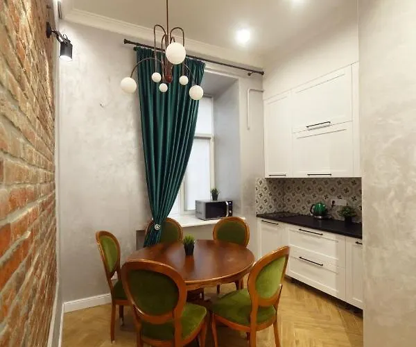 центр львова вул личаківська 5 площа ринок 2 кімнати ізольовані إلفيف